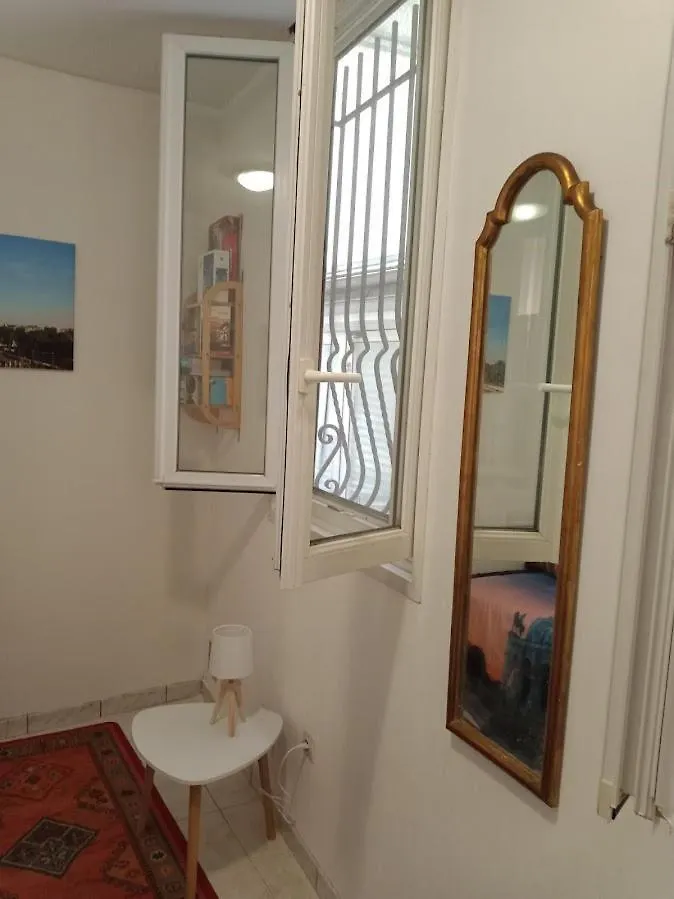 Apartment Petite Maison: Charming Self-Clean Stay in Prime Location Paris France