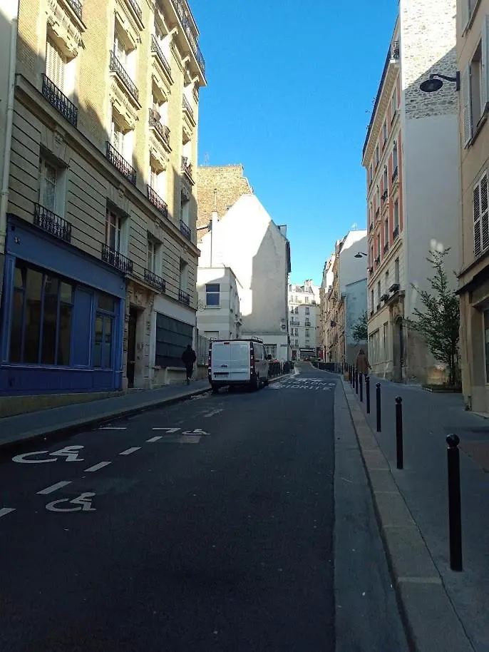 Petite Maison: Charming Self-Clean Stay in Prime Location Paris Apartment